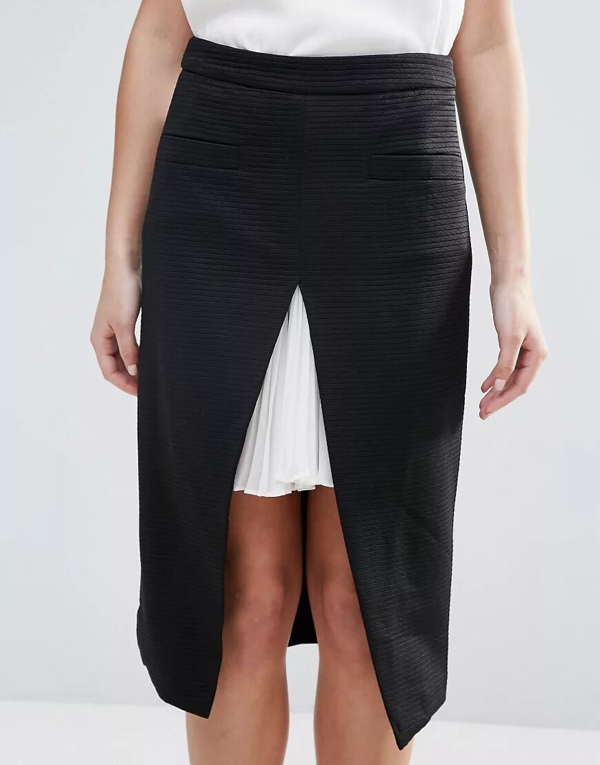 Узкая юбка с разрезом. Образ с юбкой черной с вырезом. Юбка с разрезом сбоку 2021. Под разрезом юбки. Засветила в платье.