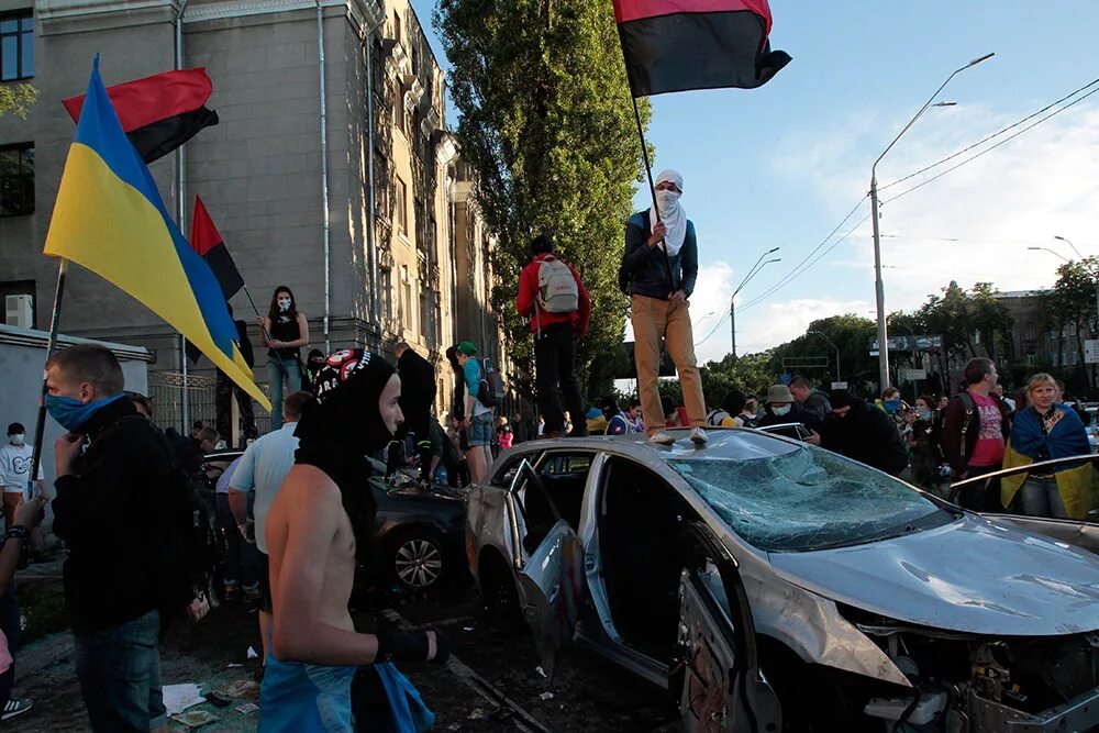 Проукраинский митинг в донецке 2014. Напасть на украинском. Проукраинские митинги в донецке в 2014. Напасть на украинском. Напасть на украинском.