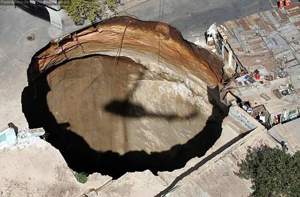 Карстовые колодцы ямала. Карстовая воронка в гватемале 2010г. City hole. Карстовый провал в гватемале 2010. Карстовый провал в гватемале 2010.