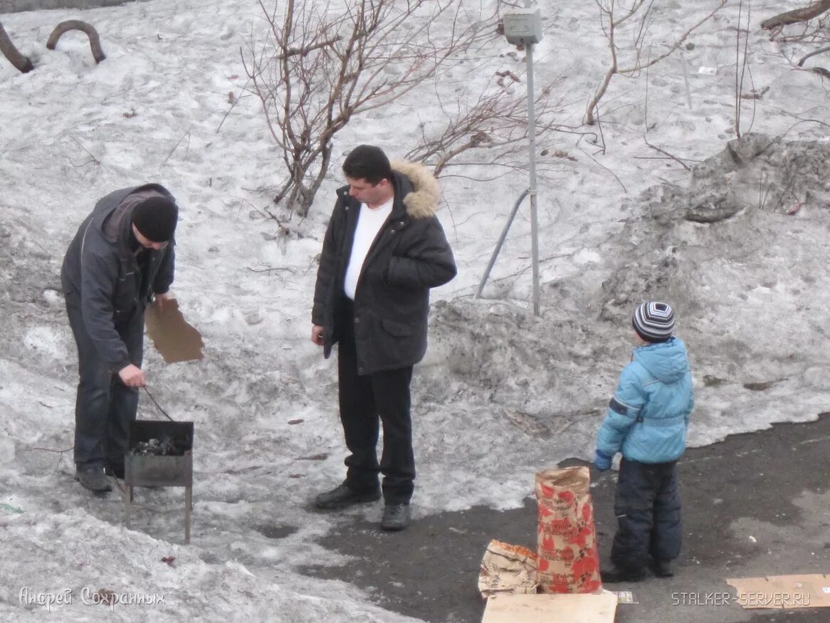 Шашлык во дворе многоэтажного дома. Шашлык во дворе многоэтажного. Зимой во дворе шашлык многоэтажного. Шашлыки во дворах многоквартирной. Жарят шашлыки во дворе.