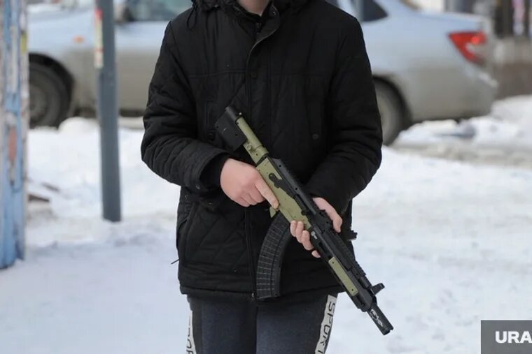 Ружьё для подростков. Мальчик с винтовкой. Подросток с пистолетом. Подросток с оружием. Стрельба.