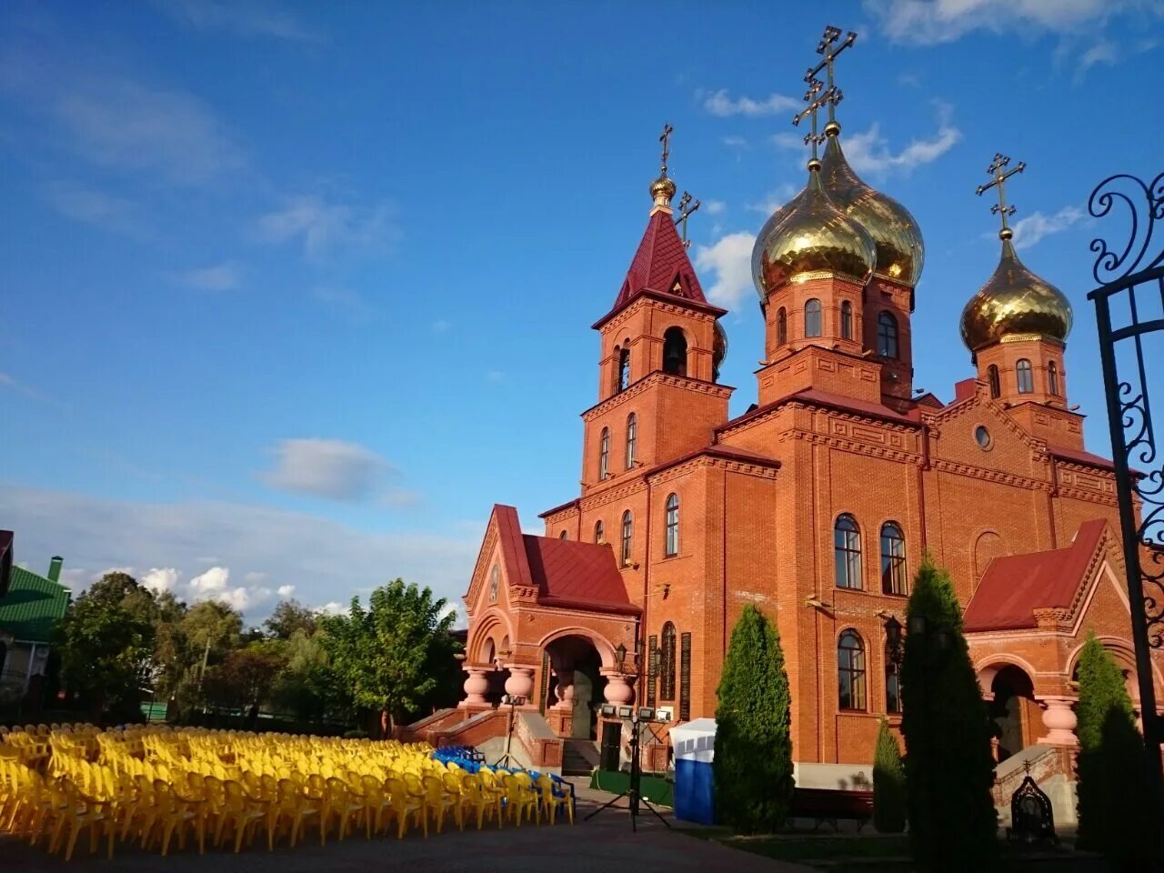 Фото лабинска краснодарского края. Церковь Усть-Лабинск. Усть-Лабинский храм. Усть-Лабинский храм преподобного Сергия Радонежского. Храмы Лабинска Краснодарского края.