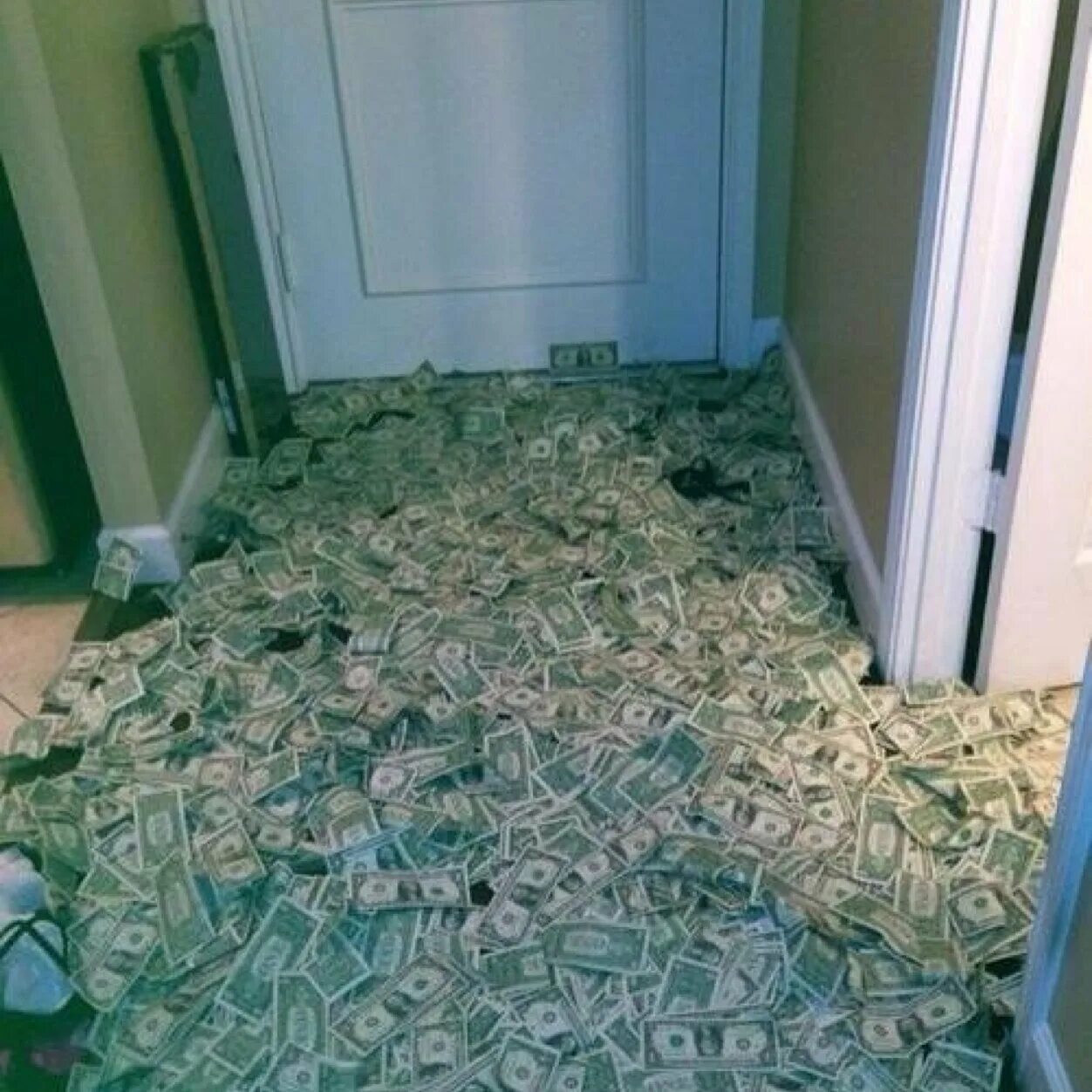 Дизайн домов много денег. Комната с деньгами. Вся комната в деньгах. Разбросанные деньги в квартире. Пол из денег.