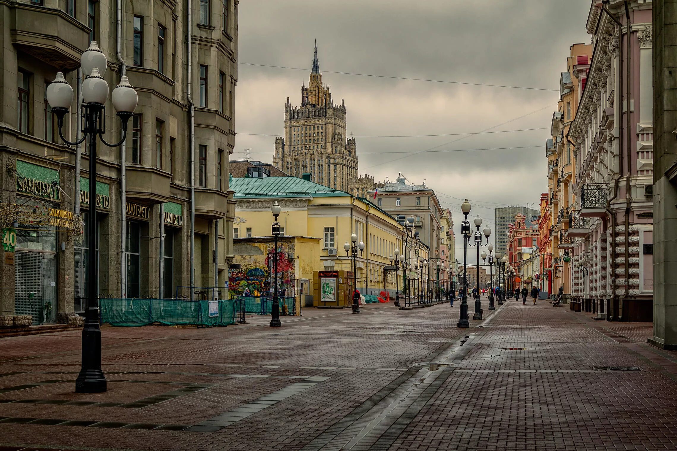 Ковид на улице. Улица старый Арбат в Москве. Old Arbat, Москва, улица Арбат. Арбат пешеходная улица. Улица Арбат (старый Арбат) пустой.