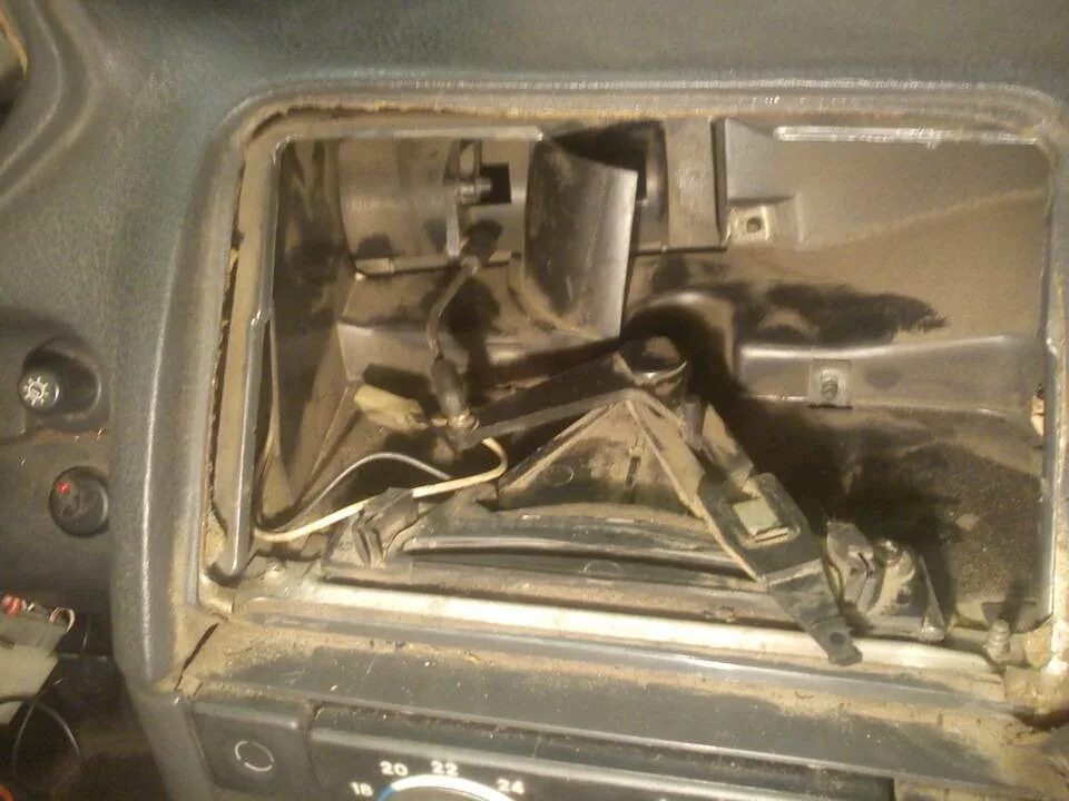 Ваз 2110 дует горячий воздух почему. Печка ваз 2110 дует. заслонка печки ваз 2110 в ноги. заслонка на ноги ваз 2110. заслонка обогрева ног ваз 2110.