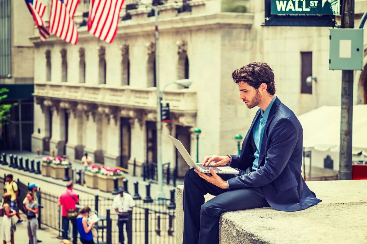 Типичный рабочий. Wall Street workers. Working Street. Wall Street man stock photo. Guy look at the building picture.
