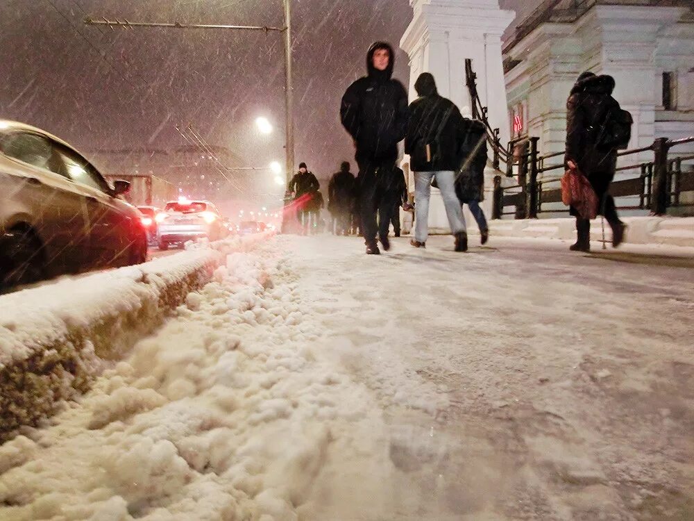 Сколько сегодня снег. Снегопад в Москве. Сегодняшний снегопад в Москве. Снег в Москве сейчас. Сугробы в Москве сегодня.