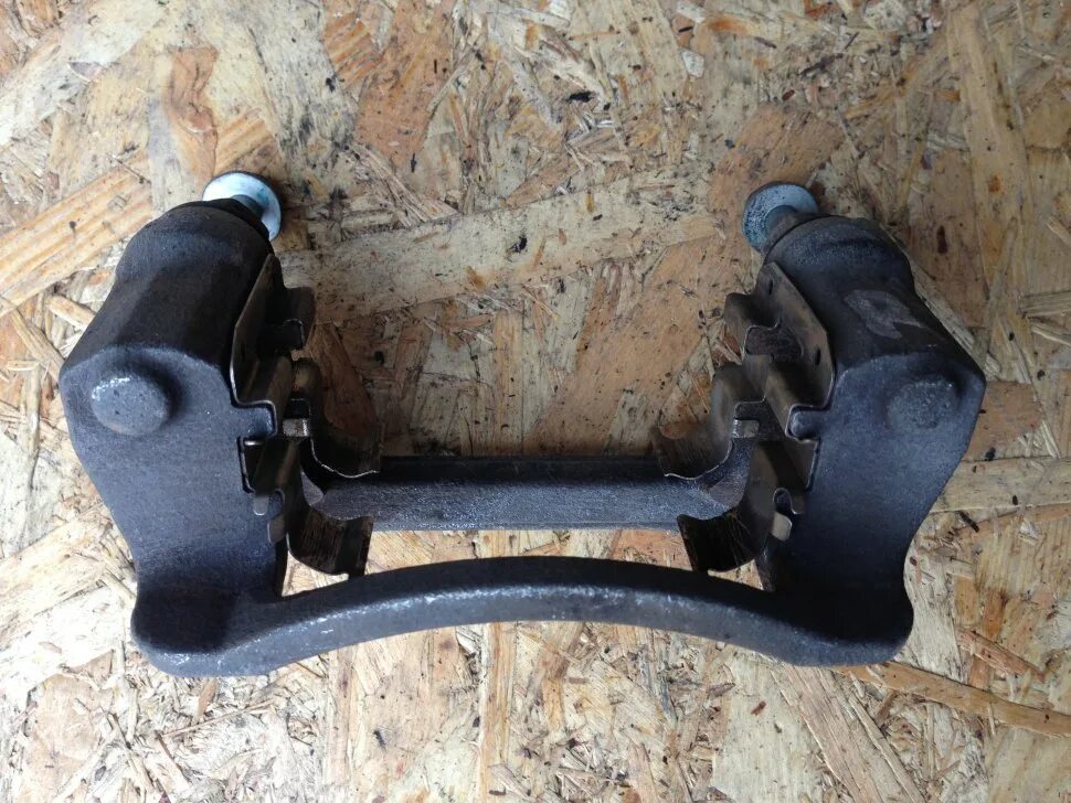 Скоба переднего суппорта хендай гетц 2003 артикул. Скоба суппорта переднего hyundai grand starex 2010. Hyundai solaris скоба переднего суппорта. Скоба суппорта переднего i40. С каба супорта задни хундай i40.