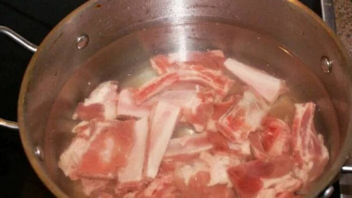 Сколько времени варить ребра. Ребра говяжьи вареные в бульоне. Рёбрышки говяшьи для супа. Ребра говяжьи в кастрюле. Суп на свиных ребрах.