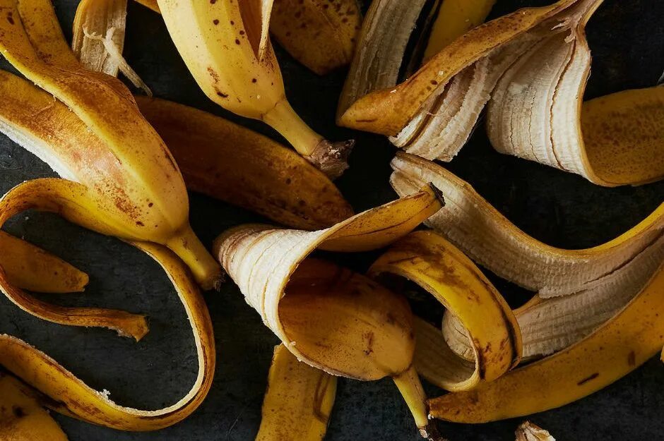 Можно есть кожуру банана. Банановая кожура. Папирус из банановой кожуры. Коричневая шкурка от банана. Кожура от банана под м икраскопом.