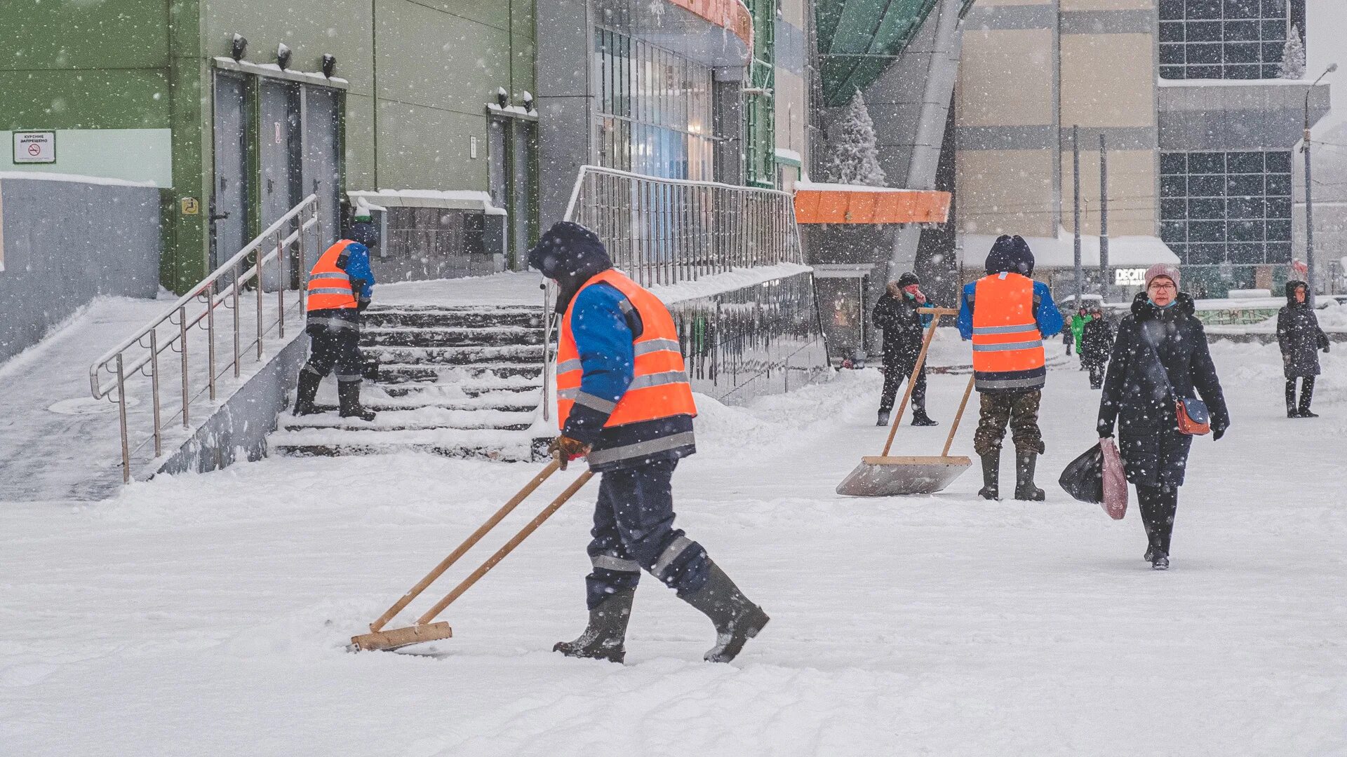 4 декабря снег. Уборка снега Пермь. Зимняя Пермь. Зима новости. Дорога в декабря снегопад в Пермь.