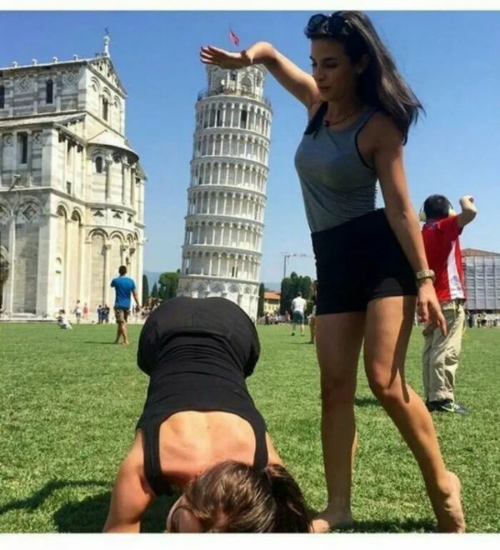 Приколы смеяться до слез. Девушка в купальнике с собакой. Вызывающие наряды девушек на улице. Юмор картинки приколы с надписями. Смешно до слез девушке.