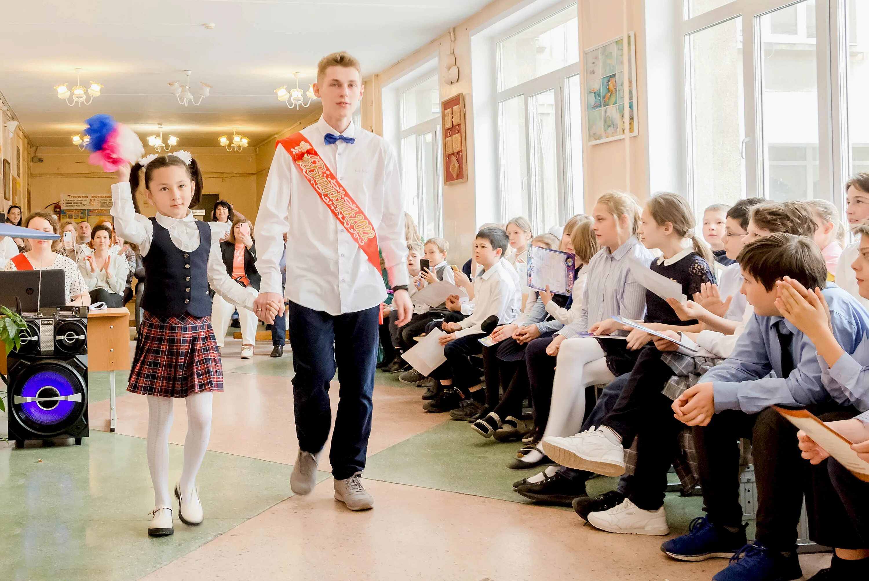школьное фото 1 класс. открыть последний класс. открыть последний класс. новая школа в самаре 1 сентября 2021 года. развлечения на последний звонок 11 класс.