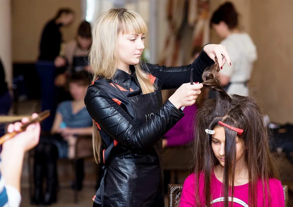 Парикмахерское искусство прически. Парикмахерское искусство. Курсы парикмахера. Учебный центр парикмахеров. Парикмахер канск.