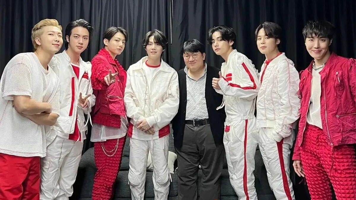 Бтс продлили. Bang si-Hyuk and BTS. Чонгук БТС 2022. Чонгук БТС 2023. Шуга БТС 2023.