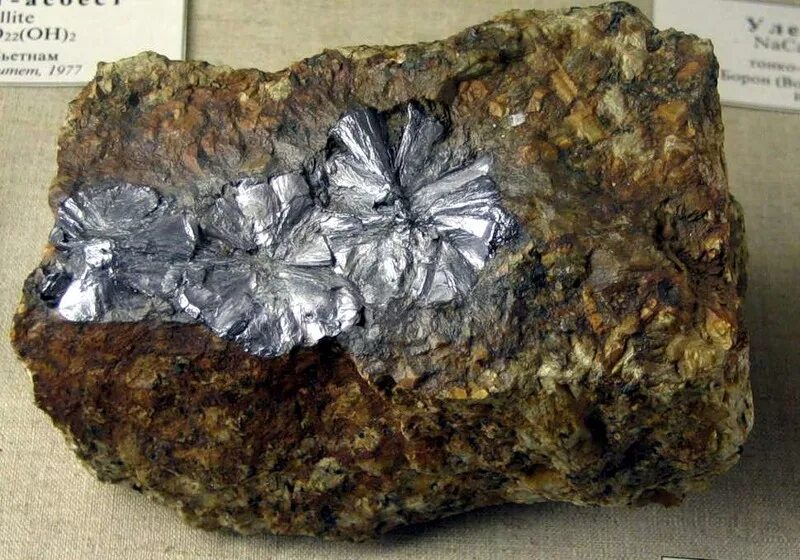 Молибденит минерал. Молибденовые руды. Молибденит молибденовый блеск. Самородок молибден. Кварц с молибденом.