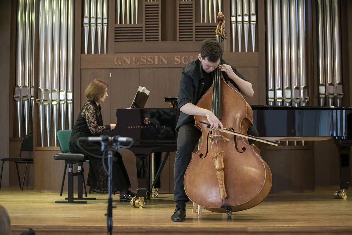 Мссмш им гнесиных. Мссмш им гнесиных. Виолончелист профессия. Актовый зал музыкального училища. Гнесиных 20 века.
