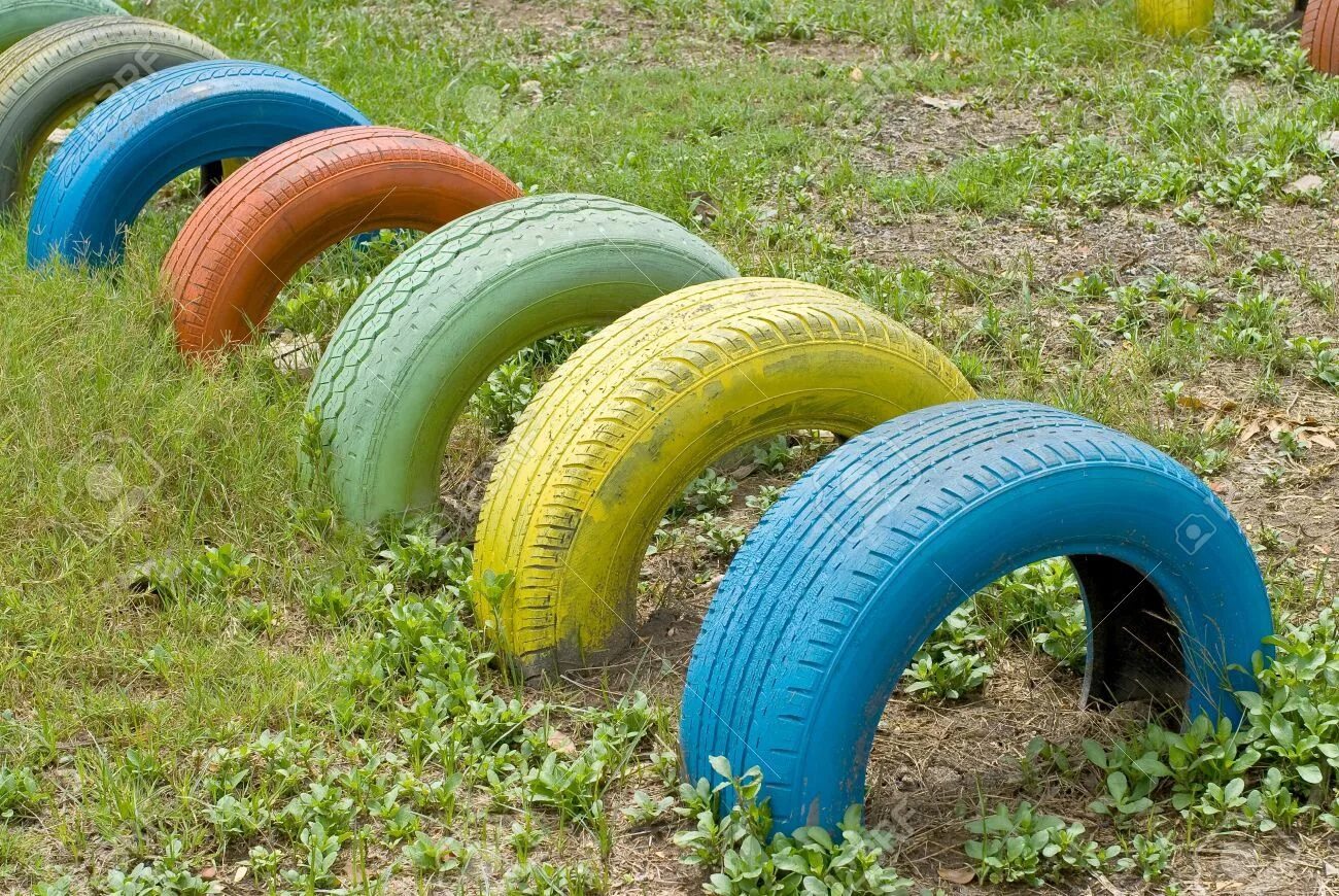 клумба из шин. покрышки во дворах. клумбы из резины. альтернатива покрышек во дворах. крашеные покрышки во дворе.
