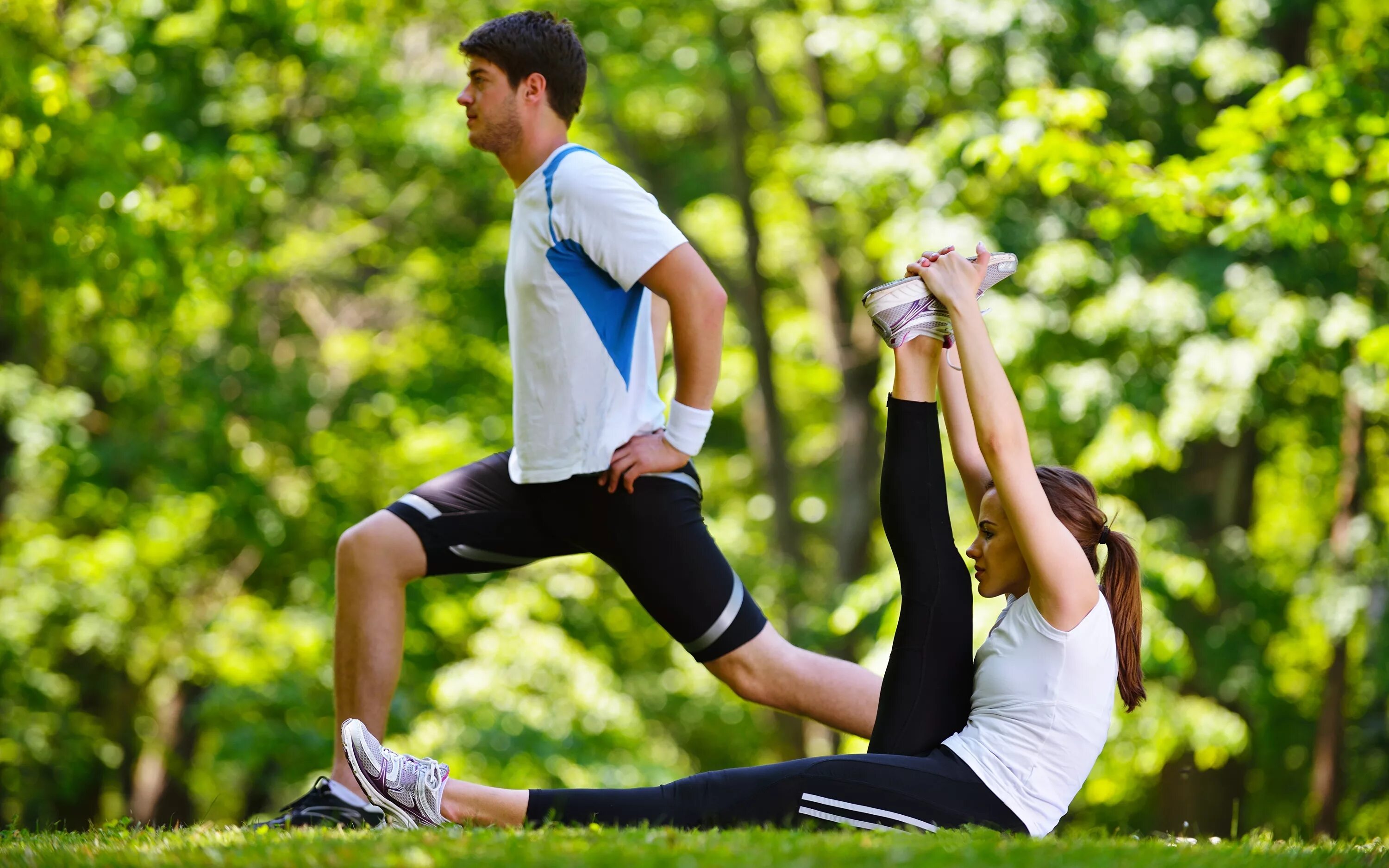 Physical life. Физические упражнения. Занятия спортом на свежем воздухе. Спортивные люди. Здоровый образ жизни.