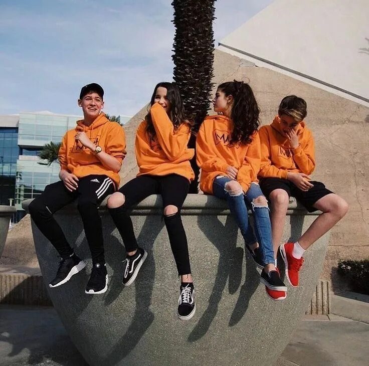 интересные игры для четверых. 4 друга лежат. девушка а4. включи четверых. 2 3 4 игрока игры.