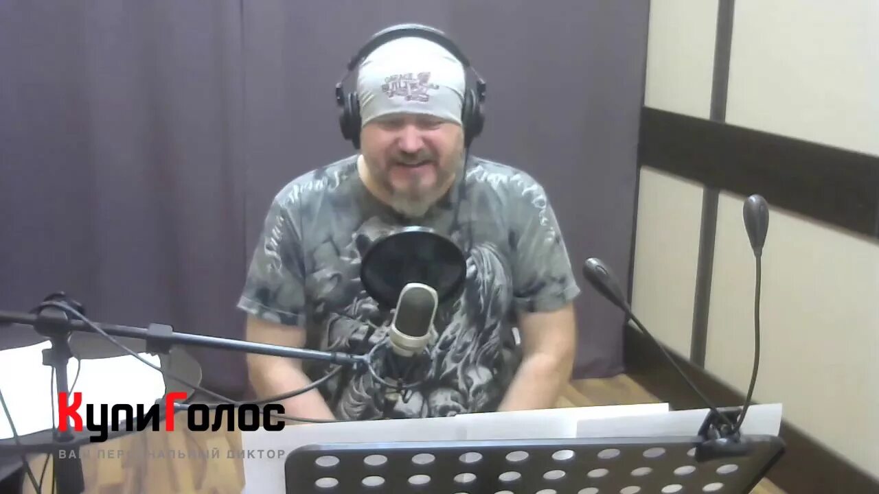 Радио тапок прическа. Русский голос видео. Закадровый голос. Диктор в студии звукозаписи. Русский голос видео.