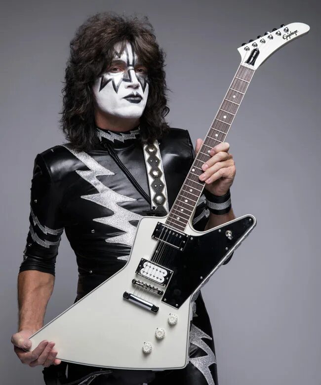 Томми тайер. Гитарист группы Кисс. Группа Кисс Томми тайер. Epiphone Tommy Thayer.