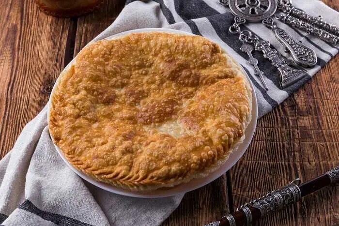 Бурятские лепешки. Шарбин бурятская кухня. Бурятская лепешка с мясом шарбин. Бурятские лепешки шарбин. Шарбин бурятская кухня.