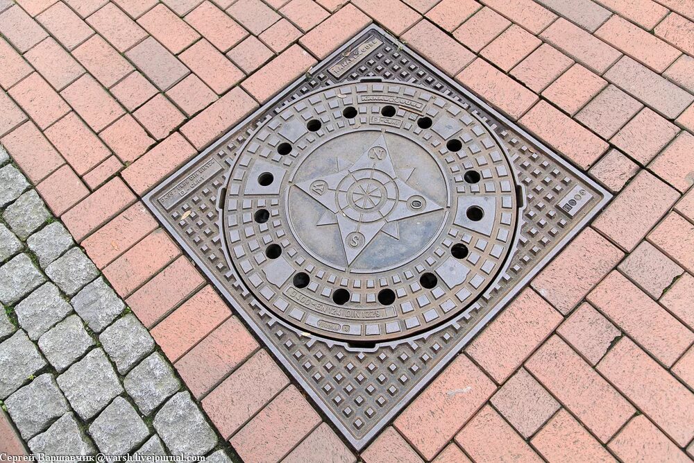 Обрамление люков брусчаткой. Люк в тротуарной плитке. Люк брусчатки. Люк под брусчатку. Люк канализационный под брусчатку.