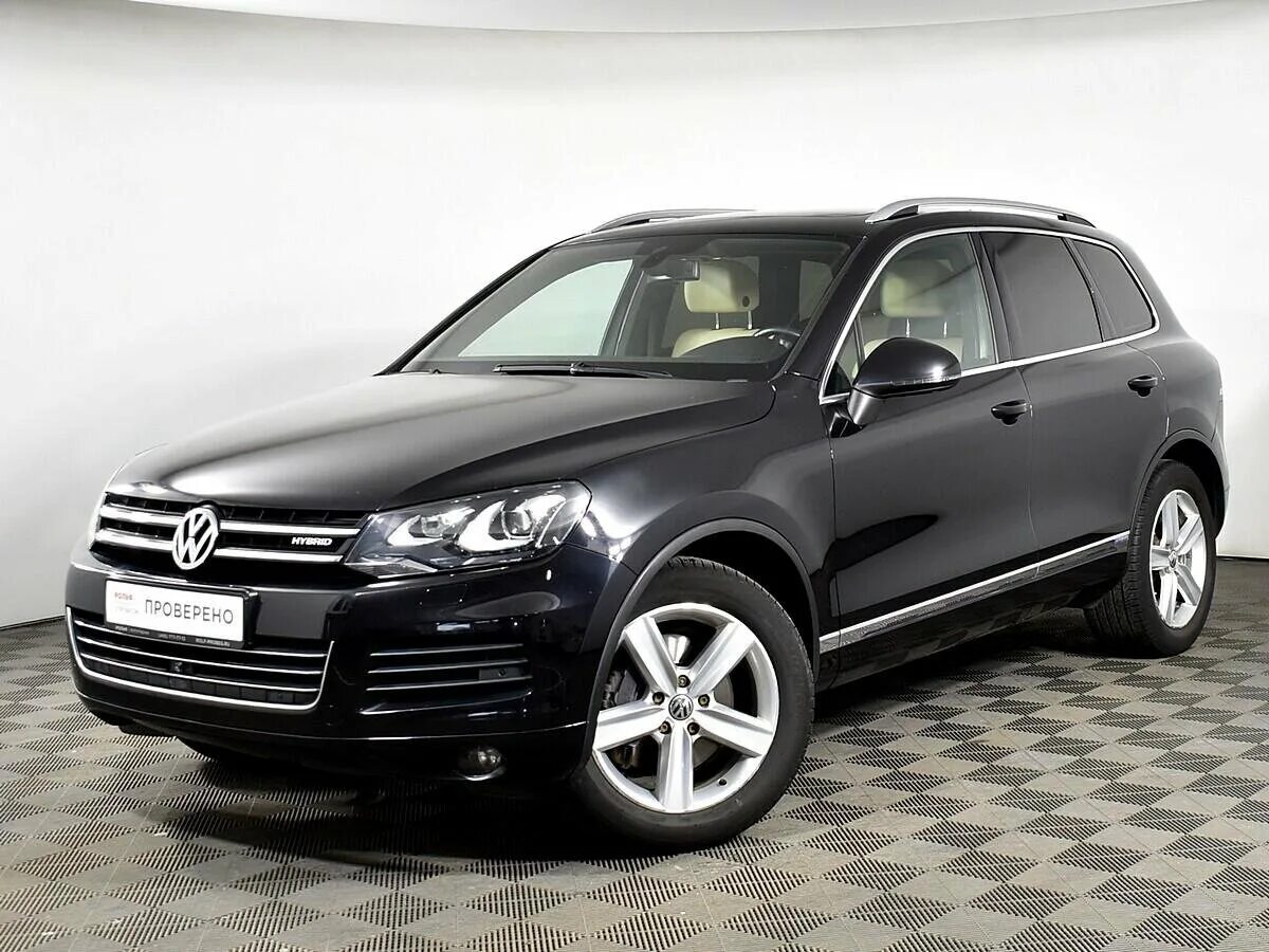 Volkswagen touareg б у. Фольксваген Туарег 2012. Туарег 2012 год чёрный. Фольксваген Туарег 2012 году черный в Москве. Черный Туарег 2021 с бантом сверху.