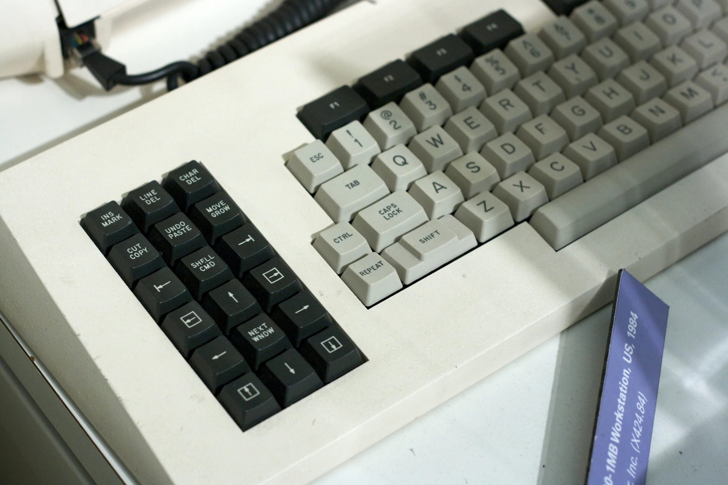 Extra keys. Разные клавиатуры. Разные клавиши. История клавиатуры. Много разных клавиатур.