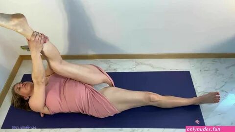 Marling yoga nude