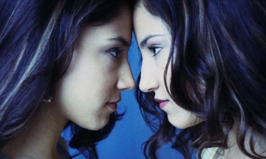 How lesbians. Twins Kiss. Twin sisters kissing. Twin sister группа. Twins сестры lesbian.