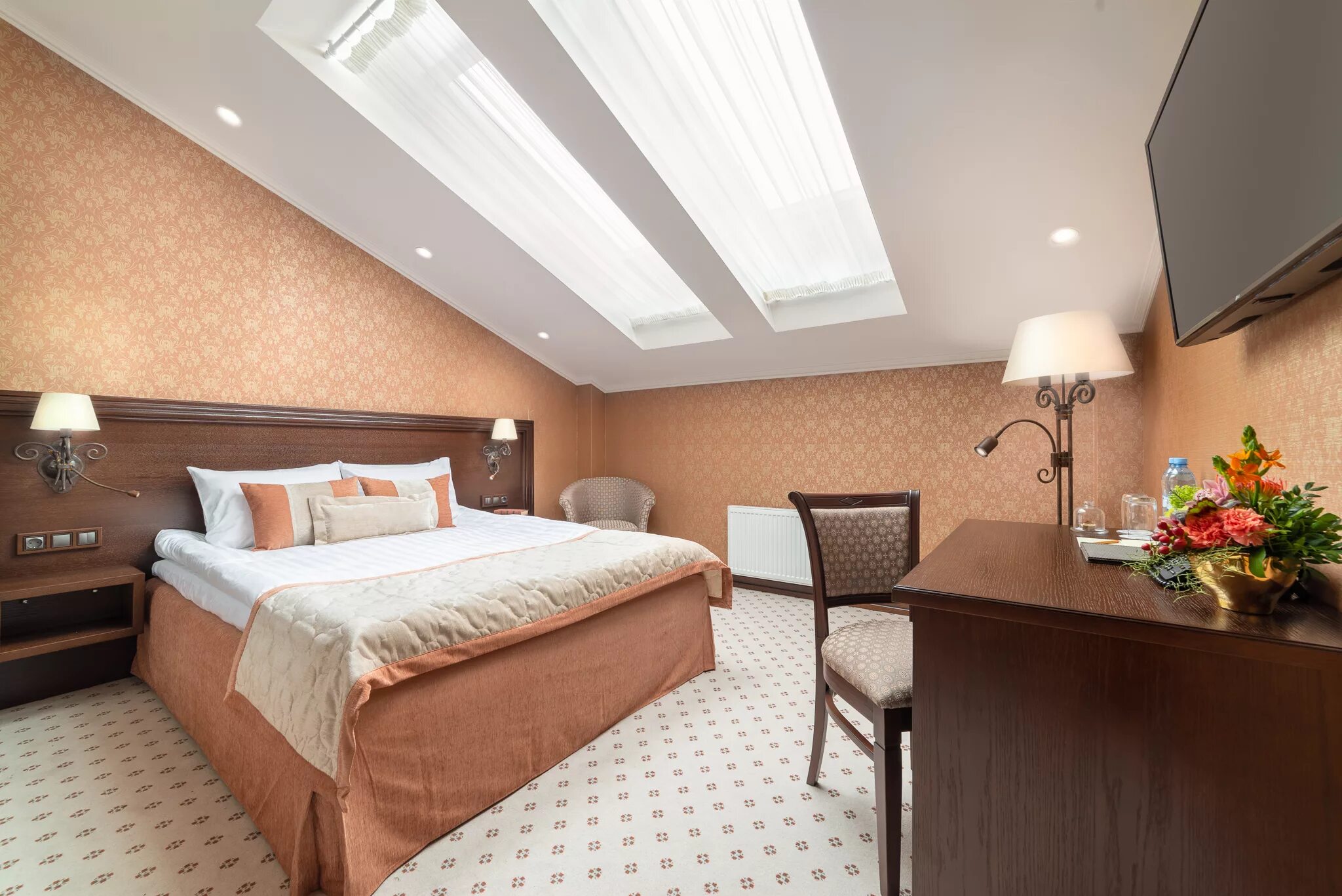 Отель гарденс санкт петербург. Street hotel. Crosby street hotel nyc bed bugs. Charlotte street. Трибека школа в нью йорке.