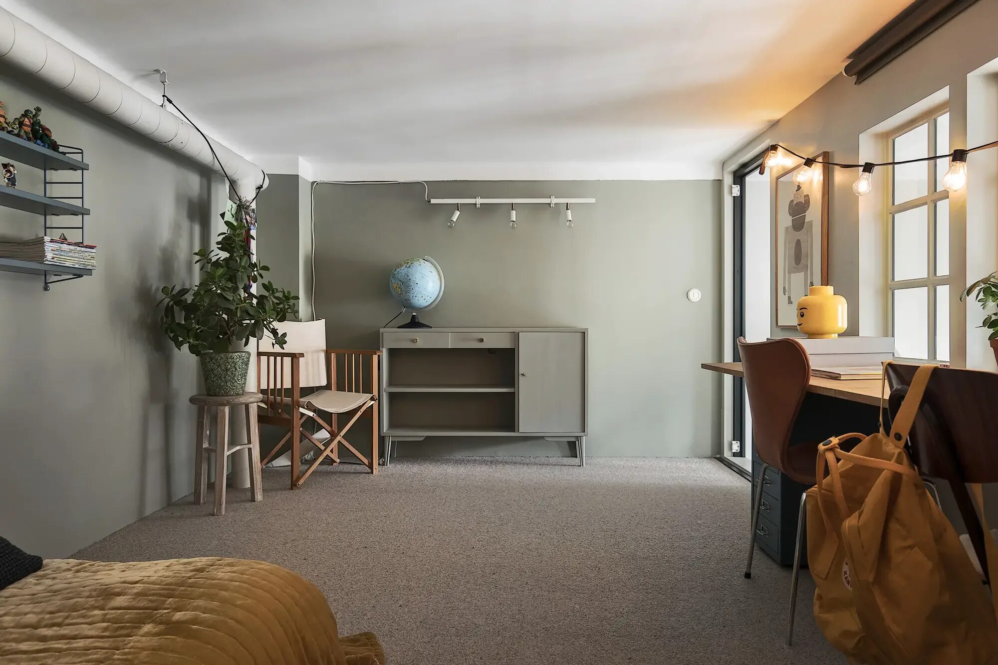 Очень низкий потолок. Спальная антресоль в квартире. Высота аттиковой стены на мансардном этаже. Высота потолка 2. Апартаменты студия 2 уровня.