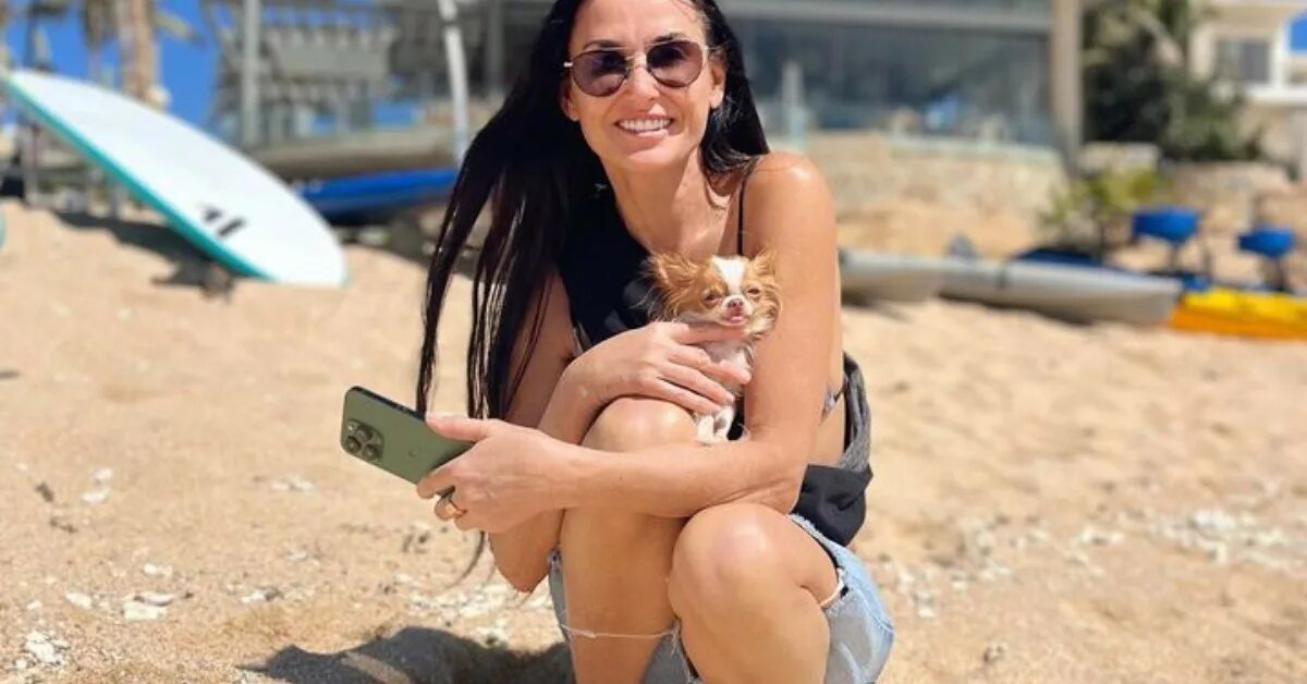 Деми мур модель. Деми мур 2022. Мур показала. Милфунья сферы. Деми мур с дочерьми в купальниках.