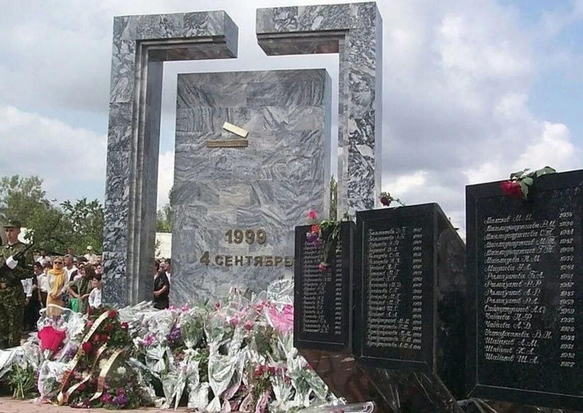 4 16 сентября. Взрыв в буйнакске 4 сентября 1999. буйнакск 4 сентября 1999 года. взрыв жилого дома в буйнакске 1999 года. взрывы жилых домов в буйнакске 1999.
