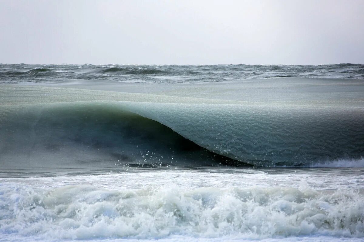Атлантический океан форма. Замерзшие волны Атлантики. Ледяная волна. Атлантический океан. Страшные волны.