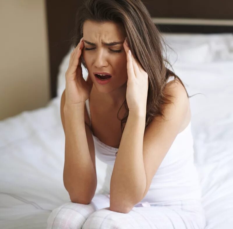 Депрессия. Нарушение сна. Разговор с подростком. Подруга успокаивает плачущую подругу. Друг и подруга.