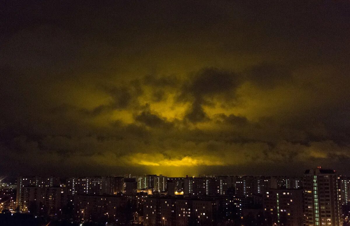 желтое небо на улице. желтое небо на улице. желтое небо на улице. желтое небо на улице. Sky sun street.