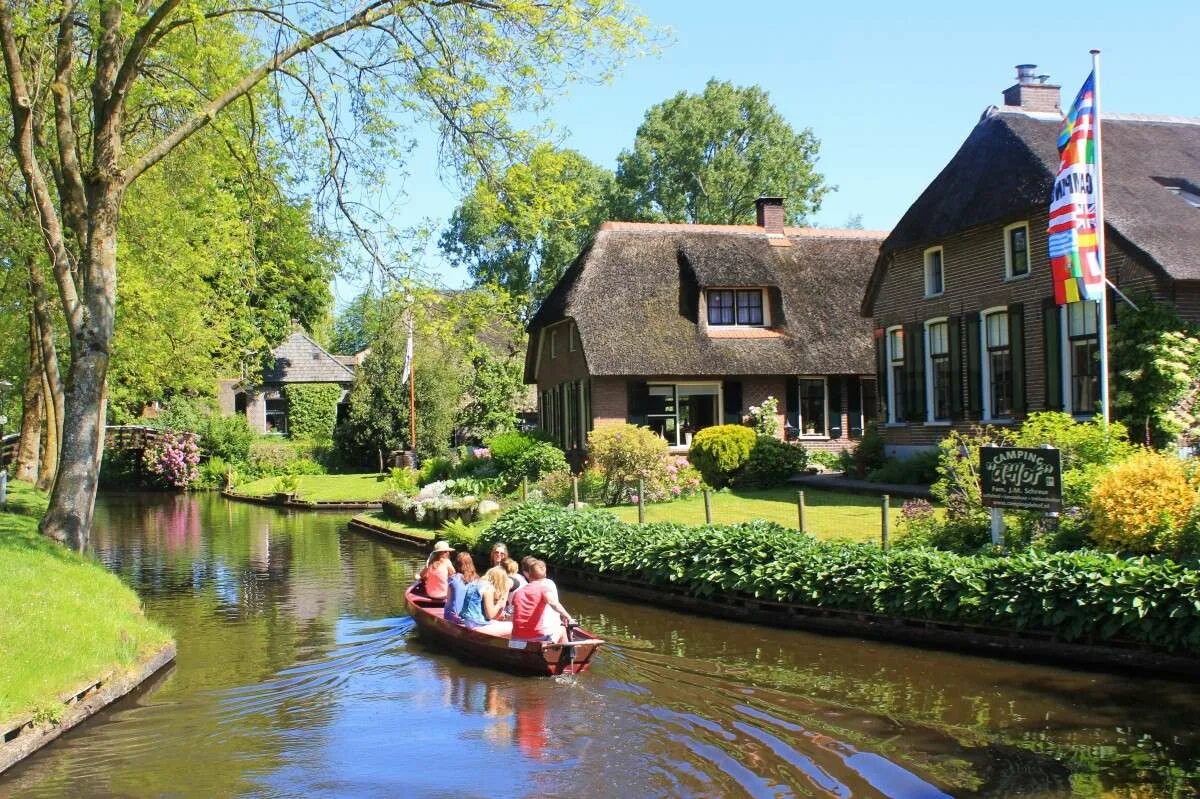 Extra villages. Голландская Венеция Гитхорн. Гитхорн деревня Нидерланды. Сказочная деревня Гитхорн, Нидерланды. Деревня Гитхорн в Голландии самые красивые фото.