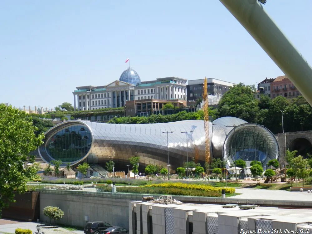 Centre tbilisi. Культурный центр Тбилиси. Президентский дворец Тбилиси. Строения в центре Тбилиси. Недостроенный концертный зал Тбилиси.