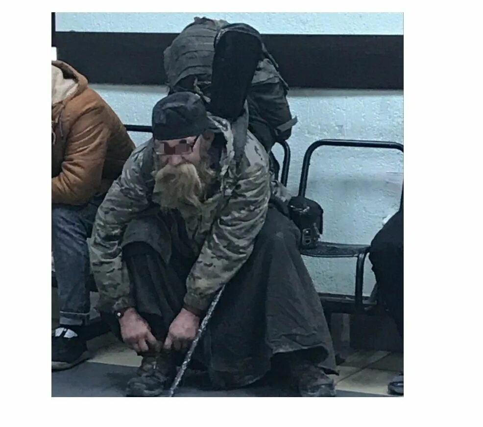 Бомж нападает