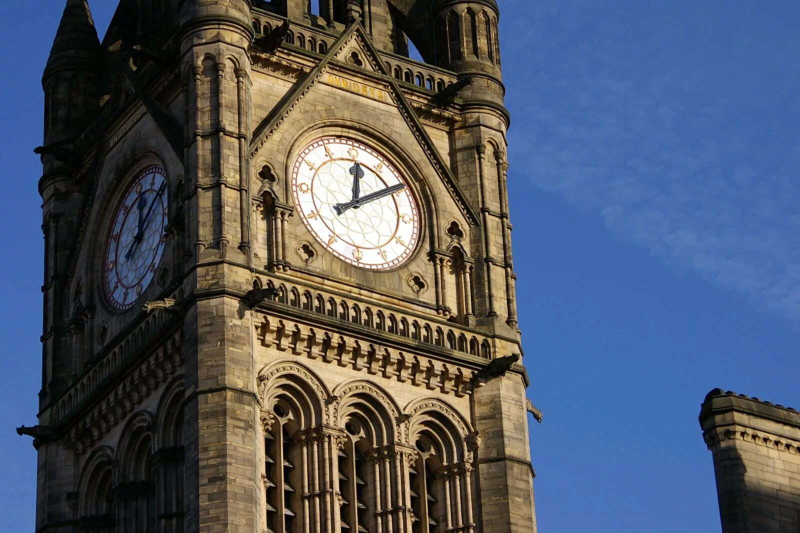 Клок Тауэр. Часовая башня Святого марка. Часы на башне Тауэр. Манчестерская ратуша Манчестер.