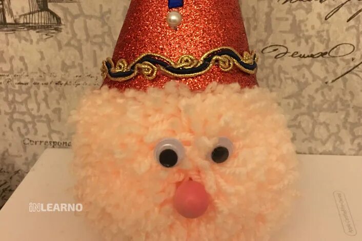 Валяние гномики. Помпон игрушка. Декоративные шапочки из пряжи. Маленькая шапочка из пряжи. Елочная игрушка гномик из фетра.