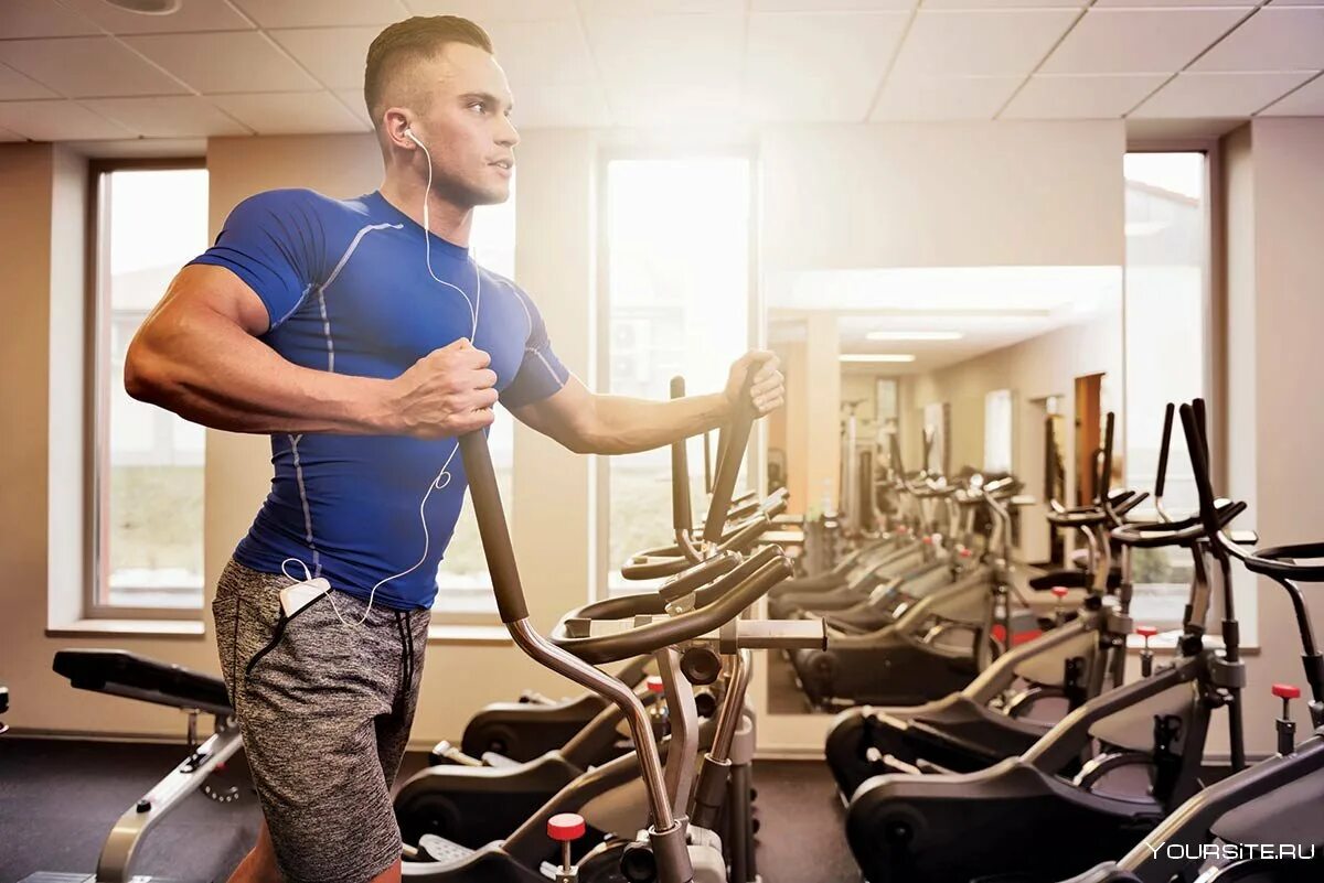 Занятия спортом в спортзале. Фитнес женщины. Спортсмены в тренажерном зале. Тренер в тренажерном зале. Люди в спортзале.