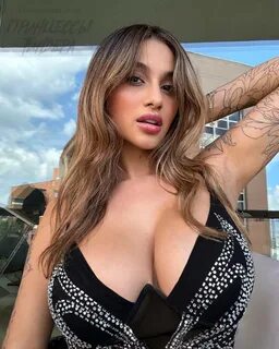 На вечер ловите эту pacкрепощенную красотку с сочными формамu 🥰 Видная дев...