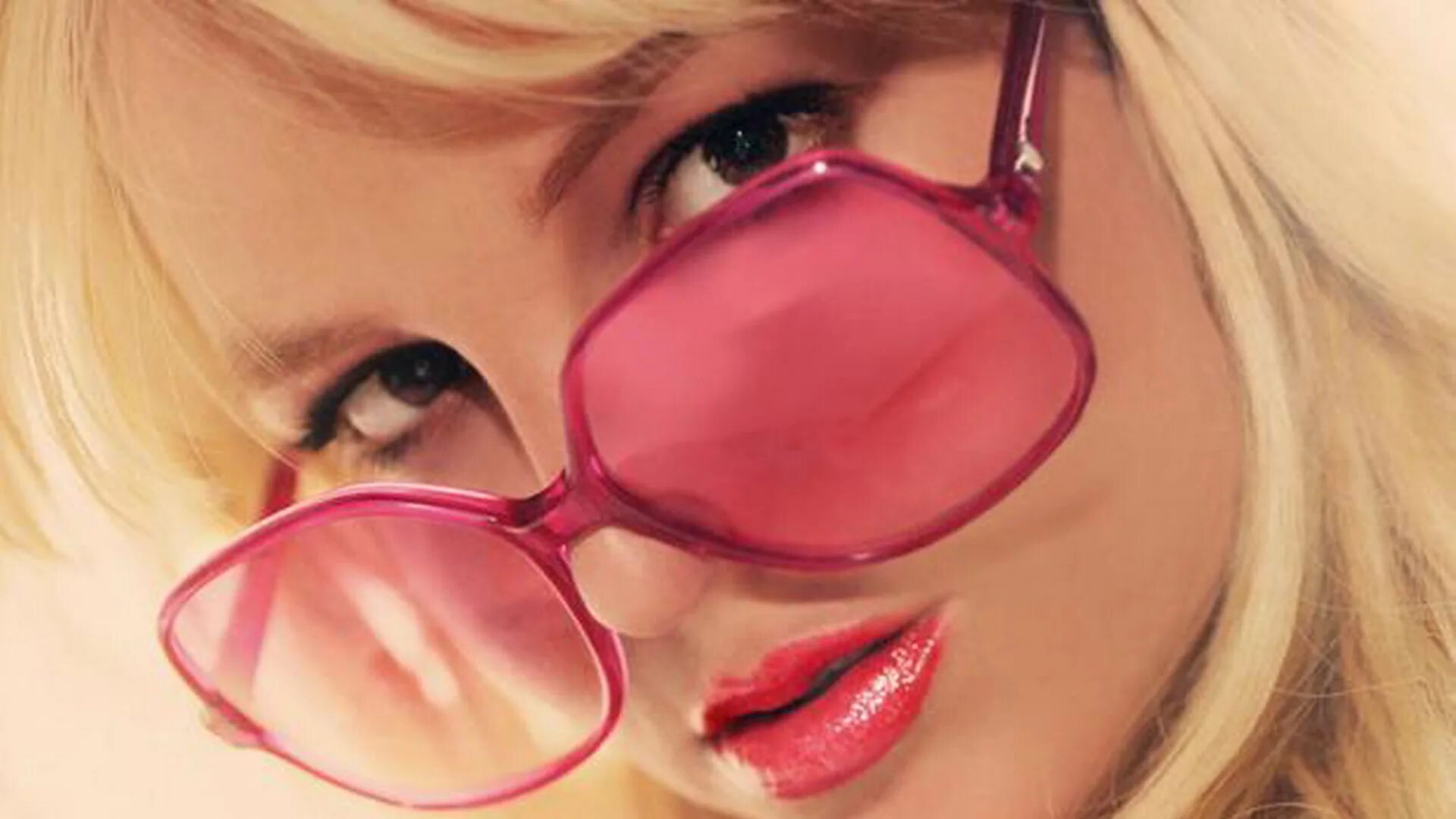 В розовых очках песня. Бритни Спирс в розовых очках. Бритни Спирс в очках. Бритни Спирс очки. Девушка в Ионовых очках.