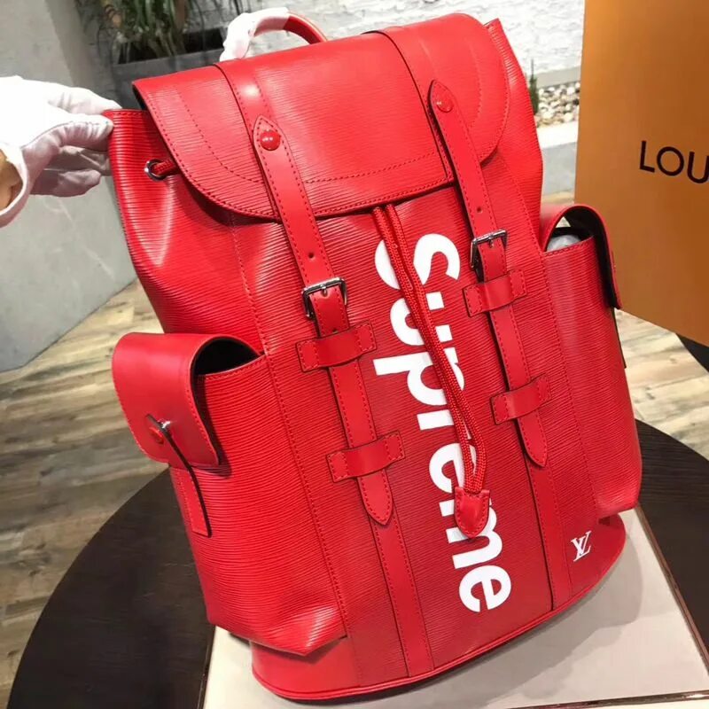 Рюкзак Суприм Луи Виттон красный. Рюкзак Суприм Луи Виттон. Louis Vuitton x Supreme Christopher Backpack Epi PM Red. Louis Vuitton Supreme рюкзак красный.