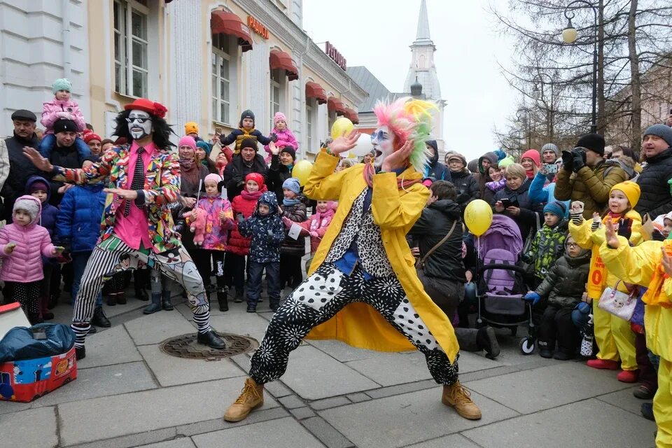 Марш клоунов. Уличный клоун. Парад клоунов. Шествие клоунов. Клоунский марш.