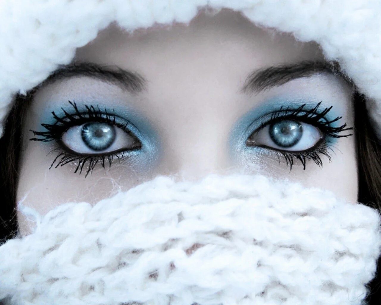 You have beautiful eyes. Ледяные глаза. Иней на ресницах. Зимний макияж. Льдисто голубые глаза.